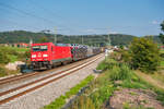 185 295 mit einem gemischten Güterzug bei Mitteldachstetten Richtung Würzburg, 31.08.2019