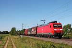 Mit einem gemischten Güterzug (Mannheim Rbf - Chiasso Smistamento) fuhr am Abend des 13.06.2019 die 185 141-9 südlich von Buggingen über die Rheintalbahn durchs Markgräflerland in Richtung Schweiz.