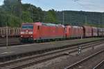 Die beiden Loks 185 188-0 und 185 075-9 sind mit einem wohl leeren Kohlezug in Neckarelz durch Gleis3 in Richtung Heidelberg fahrend unterwegs. 8.6.2020