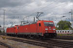 Doppeltraktion, mit den DB Loks 185 202-9 und 185 244-1 durchfährt den badischen Bahnhof.