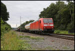 DB 185194-8 ist hier um 11.40 Uhr mit einem gemischten Güterzug auf der Rollbahn bei Natrup Hagen in Richtung Osnabrück unterwegs.