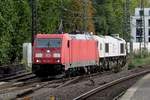 Am 24 September 2020 zieht DBC 185 383 ECR 077 025 durch Köln Süd.