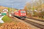 Dann reist der Himmel auf und die 185 244-1 kommt um 13:16 Uhr mit dem Audileerzug durch Neckargerach.