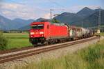185 338 mit gemischtem Güterzug im täglichen Betrieb. 11.05.2021 bei Bernau an der KBS 951