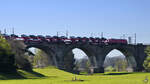 Die Elektrolokomotive 185 050-2 zog Ende April 2021 einen mit neuen Land Rover beladenen Autozug über das Ruhrviadukt in Witten-Bommern.