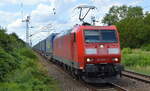 DB Cargo AG [D] mit  185 076-7  [NVR-Nummer: 91 80 6185 076-7 D-DB] und Taschenwagenzug aus Rostock am 03.08.21 Durchfahrt Bf. Berlin Hohenschönhausen.