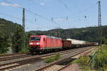 185 023 mit einem gemischten Güterzug am 21. Juli 2021 bei St. Goarshausen.