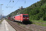 185 381 mit einem gemischten Güterzug am 21. Juli 2021 bei Kaub am Rhein.
