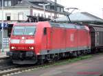 Am 29.07.2007 durchfhrt 185 134 mit einem Gterzug den Bahnhof Offenburg Richtung Basel.