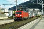 DB 185 261 und Lokomotion 186 440 durchfahren mit einem Güterzug den Bahnhof Spittal-Millstättersee und wird in Kürze die Südrampe der Tauernbahn in Angriff nehmen.