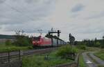 185 079-1 mit einem KLV aus Richtung Würzburg kommend bei der Durchfahrt in Thüngersheim. 31.8.2021