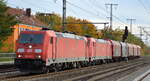 DB Cargo Deutschland AG [D] mit der Doppeltraktion  185 260-7  [NVR-Nummer: 91 80 6185 260-7 D-DB] +  185 393-6  [NVR-Nummer: 91 80 6185 393-6 D-DB] mit fünf Coilwagen am 25.10.21 Durchfahrt Bf. Golm (Potsdam).