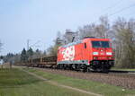 185 399, die 399 Lok der Baureihe 185 für DB Schenker (heute Cargo), befuhr mit einem Schwellenzug am 4. April 2013 die Frankfurt-Hanauer-Eisenbahn und erreichte in Kürze den Haltepunkt Hanau West. 