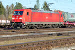 Ein Portrait der Lokomotive 185 253 der DB Cargo. 
Die Nivellieranzeige meiner Kamera ist ungenau, stürzende Linien treten auch dann auf, wenn alles im grünen Bereich ist. Bei diesem Foto habe ich deshalb abgeschätzt, welche Stelle auf der Lok ich anvisieren muß, damit es keine Verzerrungen gibt.
Freilassing, 10. Februar 2022 