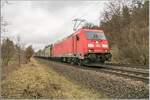 185 354-8 mit einem Güterzug im Haunetal am 09.02.2022