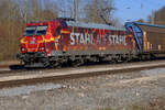 Noch ein  formatfüllendes  Foto der DB Cargo 185 077  Stahl auf Stahl  - aus Richtung Ingolstadt kommend hat sie gerade den Bahnhof Solnhofen im Altmühltal erreicht.
Mittwoch, 23. März 2022, 15.48 Uhr