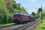 Aus dem mittäglichen Gegenlicht kommt die 185 190-6 mit dem Audizug aus Bad Friedrichshall Hbf durch Neckargerach gegen 12:38 Uhr gefahren. 11.5.2022