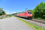 185 311-8 und die kalte 232 703-9 kommen mit einem Mischer durch Thüngersheim gen Würzburg am 24.5.2022