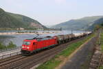 185 308 mit einem gemischten Güterzug aus Koblenz kommend am 3. Mai 2022 bei Assmannshausen.