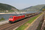 185 160 war mit einem gemischten Güterzug am 3. Mai 2022 bei Assmannshausen in Richtung Bingen unterwegs.