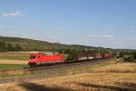 185 380 mit einem gemischten Güterzug am 4. August 2022 bei Winterhausen.