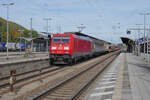 Nur eine viertel Stunde nach der 185 505 durchfährt die gepflegte 185 217 der DB Cargo Treuchtlingen auf Gleis 4. Der Zug kommt aus Richtung Nürnberg und hat das wahrscheinlich das Ziel München Nord Rbf, welches er über die Ingolstädter Strecke erreichen wird.
Treuchtlingen, 5.10.2022