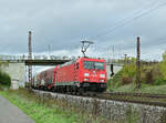 Mit Coiltransportwagen mit Schutzplane ist die 185 210 hier bei der Durchfahrt in Retzbach-Zellingen am Samstag den 15.10.2022 abgelichtet.