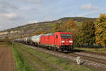 185 283 mit einem Kesselwagenzug am 12. Oktober 2022 bei Thüngersheim im Maintal.