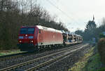 185 199-7 kommt am 13.12.2022 mit dem Mittags-Audi durch Neckargerach gen Heidelberg gefahren.