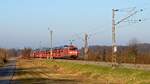 DB Cargo 185 012 mit Autotransportzug in Richtung Minden (Windheim, 28.02.2022).