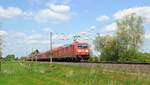 DB Cargo 185 348 mit Schiebeplanenwagenzug in Richtung Osnabrück (Hüde, 06.05.2022).