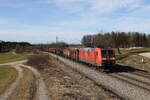185 153 mit einem Stahlzug auf dem Weg nach Freilassing am 22. Februar 2023 bei Hütt im Chiemgau.