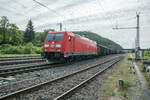 185 258-1 mit einem Güterzug bei der Durchfahrt von Gemünden/M. am 24.05.2023
Bild hinter der Leitschiene.