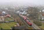 185 398-5 ist mit einem Gemischtwarenladen Richtung Treuchtlingen in der Gemeinde Dollnstein unterwegs, die einen herrlichen Aussichtspunkt auf einem Felsen bietet. Nur der Nebel hatte etwas dagegen.

🧰 DB Cargo
🕓 15.2.2023 | 9:17 Uhr