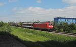 Teningen - 25. Mai 2023 : Die 185 104 mit einem Mischer unterwegs nach Basel.