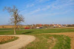 185 257 DB Cargo mit einem KLV-Zug bei Uffenheim Richtung Würzburg, 31.03.2021