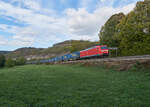 LKW Walter betreibt eine Vielzahl von Kombizügen von und nach Deutschland. 185 089 zog am 14.10.2023 einen solchen Zug bei Himmelstadt durch das Maintal in Richtung Süden.