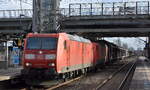 DB Cargo AG, Mainz mit ihrer  185 179-9  (NVR:  91 80 6185 179-9 D-DB ) mit  189 022-7  (NVR:  91 80 6189 022-7 D-DB 9 und einem gemischten Güterzug am Haken am 16.02.24 Durchfahrt Bahnhof Berlin-Hohenschönhausen.
