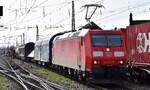 DB Cargo AG, Mainz mit ihrer  185 176-5  (NVR:  91 80 6185 176-5 D-DB ) und einem gemischten Güterzug am 19.03.24 Vorbeifahrt Bahnhof Magdeburg-Neustadt.