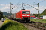 185 004 bingt ihren Containerzug am 09.05.2024 durch des Mittelrheintal bei Braubach