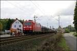 ...fhrt auf dem Gegengleis die 185 243 mit dem  Haribo-Express  von Bochum nach Dillenburg.