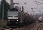 Diese schwarze 185er fhrt fr Mitsui Rail Capital Europe (MRCE) mit einem Kesselzug durch Moers.