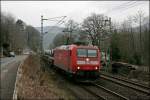 185 016 bringt am 07.03.2008 den 61239 von Oberhausen-West DK nach Kreuztal-Ferndorf. Aufgenommen bei Altena (Westf).
