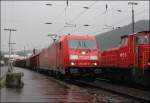 Es regnet als 185 293 (9180 6 185 293-8 D-DB) mit dem Modellbahngerechten Gterzug 52296 aus Finnentrop in Plettenberg einfhrt.