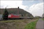 185 153 bringt bei Hohenlimburg einen Aluminiumbrammenzug Richtung Dillenburg. (23.04.2008)