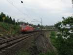 185 163 ist am 24.05.2008 mit einem Containerzug bei Neuwied-Feldkirchen Richtung Norden unterwegs