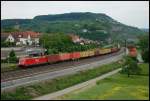 Eine 185er ist mit einem Containerzug unterwegs in Richtung Gemnden. Aufgenommen in Retzbach-Zellingen im Mai 2008.
