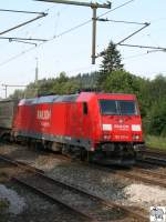 Lokomotive 185 251-6 hat als erste die Streckensperrung (siehe Bild 197810) am 6. Juni 2008 zwischen Pressig-Rothenkirchen und Ludwigsstadt zu spren bekommen. Abgebgelt mute sie mit einem Containerzug am morgen des 6. Juni im Bahnhof Pressig-Rothenkirchen warten bis die Strecke am spten Vormittag wieder eingleisig befahren werden konnte.