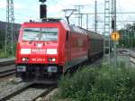 BR 185 259 fhrt mit einem Gterzug in den Bahnhof Bblingen ein, wo er fr einen kurzen Stopp bleibt, um die am Zugende befindliche 140 003 abzuhngen.