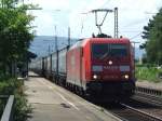 185 292 durchfhrt Ettlingen West mit einem Gterzug in Richtung Karlsruhe. (26.06.2008)